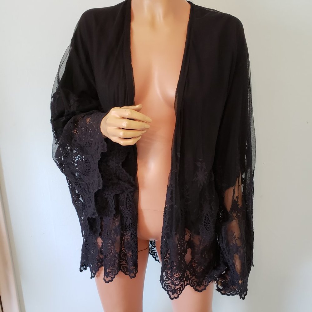 NWOT Urban Mango Beautiful Lace tonic.